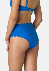 Bikini bottom blu alto in vita con bordi ondulati, realizzato in tessuto liscio. Presenta una vestibilità aderente e cuciture minime per il massimo comfort.