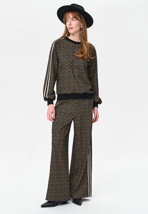 - Spodnie treningowe