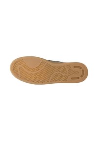 Rubberen buitenzool van een schoen met een gestructureerd patroon voor grip en flexgroeven voor flexibiliteit bij hiel en teen.