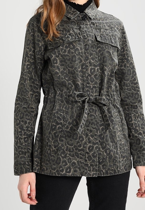 Chaqueta de estampado de leopardo en verde oscuro, con cinturilla ajustable, cierre de botones y dos bolsillos en el pecho. Tejido texturizado y diseño casual.
