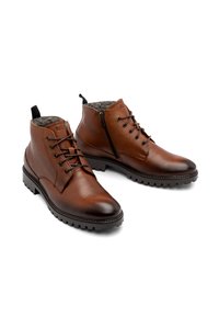 Brązowe skórzane botki za kostkę o teksturowanym wykończeniu, z przodem na sznurówki, bocznym zamkiem i trwałą gumową podeszwą z wyraźnym bieżnikiem.