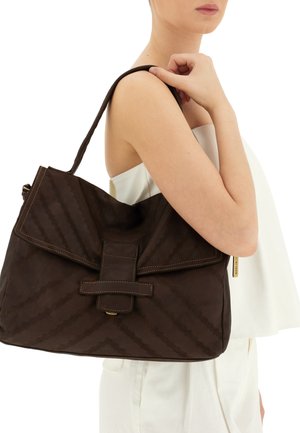 Borsa a tracolla in pelle marrone con un motivo a strisce testurizzate, grande chiusura a calamita e cuciture a contrasto. Presenta una tracolla.