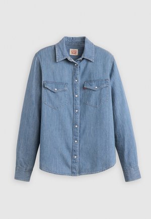 Camicia di jeans azzurro chiaro con maniche lunghe, chiusura con bottoni, due tasche sul petto e colletto classico. Tessuto liscio e vestibilità comoda.