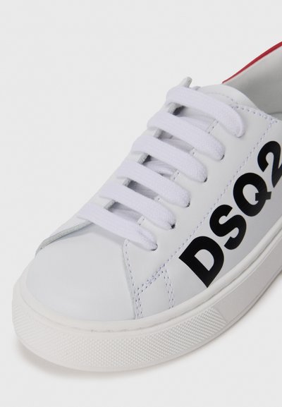 Vit lädersneaker med svart "DSQ2"-logotyp, rund tå, vita snören, gummisula med texturerat mönster och röd innersula.