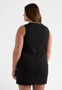 Schwarzes ärmelloses Kleid mit einer taillierten Silhouette und einer Rückennaht. Glatte Textur und klassisches Design, geeignet für verschiedene Anlässe.