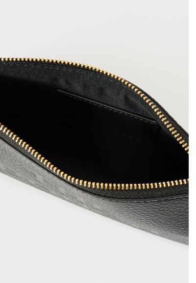 Pochette en cuir noir texturé avec fermeture éclair dorée, ouverte pour montrer la doublure intérieure sombre et l'étiquette intérieure cousue.