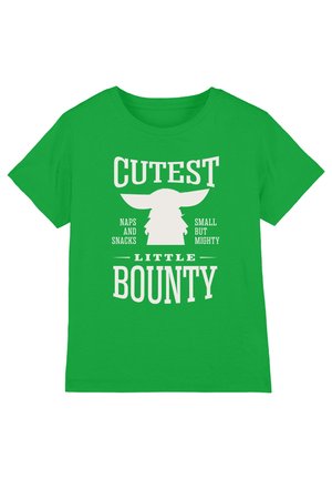 Grünes T-Shirt mit weißem Text und Silhouette mit der Aufschrift „Süßester kleiner Schatz“, „Nickerchen und Snacks“ und „Klein, aber mächtig“ um eine Figur mit großen Ohren.