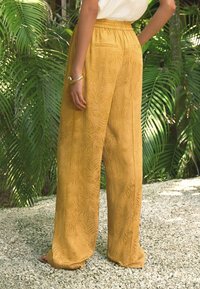 Next Housut - yellow