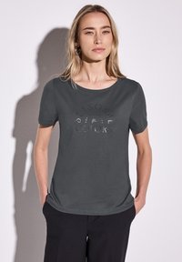 Dunkelgraues T-Shirt mit kurzen Ärmeln und rundem Ausschnitt, mit einem strukturierten Druck "SEASONAL COLORS" auf der Vorderseite. Glattes Material, lässige Passform.