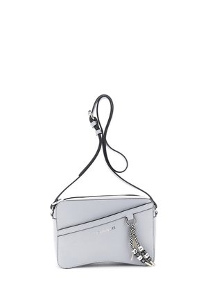 Lichtgrijze rechthoekige schoudertas met verstelbare zwarte band, zilverkleurige ritssluiting en zwart-wit gevlochten tasselbedel met het label "CAFÉ NOIR".