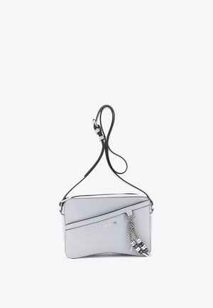 Světlé šedá obdélníková taška přes rameno s nastavitelným černým popruhem, stříbrným zipem a černo-bílým pleteným třásňovým přívěskem označeným "CAFÉ NOIR".