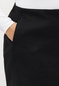 Vero Moda Curve VMCFORTUNEALLISON SHORT - Áčková sukně - black