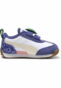 Vijolični in beli športni copat s semiš zaključkom, ki ima zeleni zanko, dva Velcro traku in vzorčasto stransko ploščo.