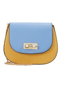 Bolso de cuero en azul y amarillo, con un candado dorado que lleva dos perlas decorativas y una cadena como asa. Forma redondeada con textura suave.