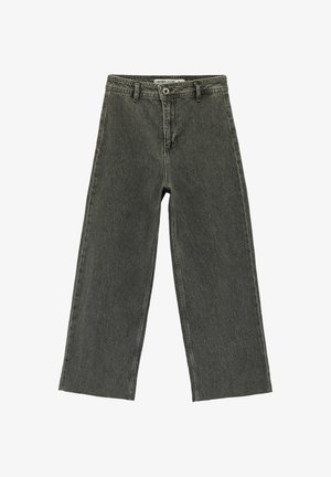 Donkergrijze wijd uitlopende spijkerbroek met lussen voor een riem, knoopsluiting en zichtbare voorste stiknaden op een witte achtergrond.