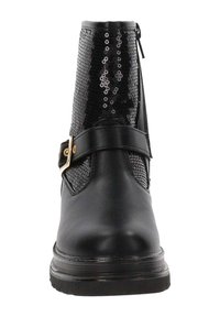 Botín negro con suela gruesa, cremallera lateral, correa decorativa y hebilla, y parte superior cubierta de lentejuelas negras.