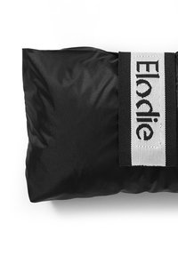 Musta vatkakumipaty, jossa on sileä pinta ja näkyvä musta-valkoinen etiketti, jossa lukee "Elodie" sivussa.