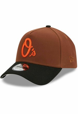Brauner Hut mit schwarzem Schirm, ausgestattet mit einem orangefarbenen gestickten "O's"-Logo. Hergestellt aus Stoff mit Nähdetails und einem gebogenen Schirm.