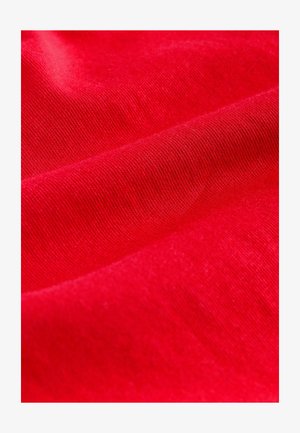 Červená bavlnená látka s hladkou textúrou, s jemnými vrúbkovanými vzormi. Povrch vyzerá rovnomerne, s živou saturáciou farieb.