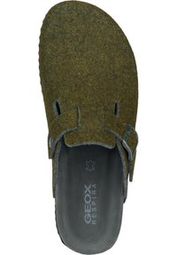 Scarpe slip-on verdi in feltro con due cinturini regolabili e suola in gomma nera. Marchio "GEOX RESPIRA" visibile sulla soletta.