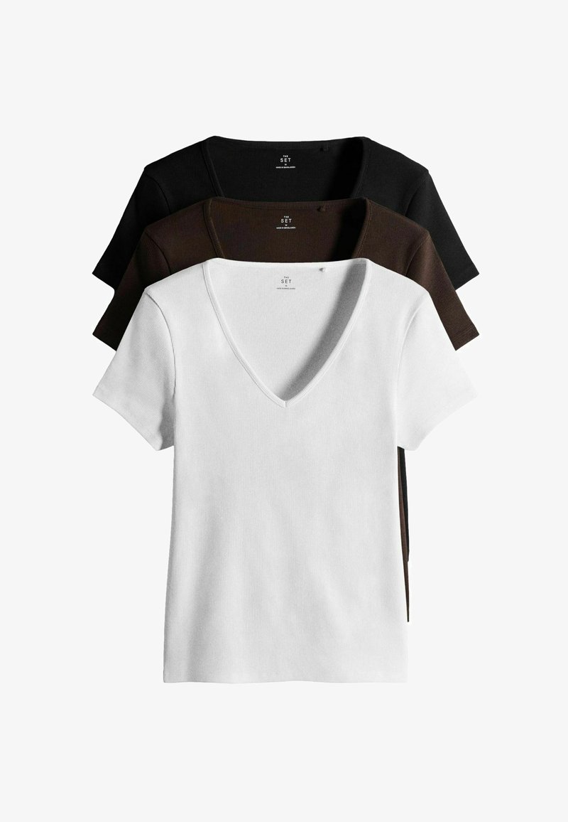 Trois t-shirts à manches courtes en V côtelés, superposés, en blanc, marron foncé et noir, présentés sur un fond blanc.