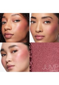 Trois femmes avec un blush couleur grenat sur les joues, montrées à côté d'un gros plan de la poudre de blush écrasée étiquetée Jump Garnet.