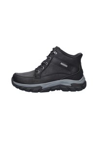 Zwarte wandelboots met een hoge schacht, een textuur van leer aan de bovenkant, zilveren oogjes en een opvallende rubberen zool met grijze accenten.