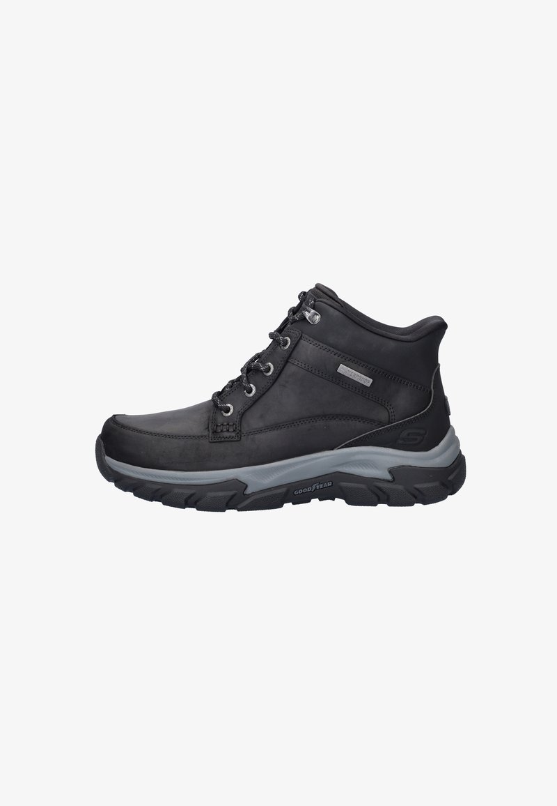 Zwarte wandelboots met een hoge schacht, een textuur van leer aan de bovenkant, zilveren oogjes en een opvallende rubberen zool met grijze accenten.