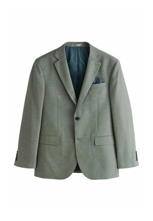 Világosszürke férfi blézer bevágott hajtókákkal, két elülső fedeles zsebbel, egy fekete gombos záródással és kék zsebkendővel a mellzsebben.