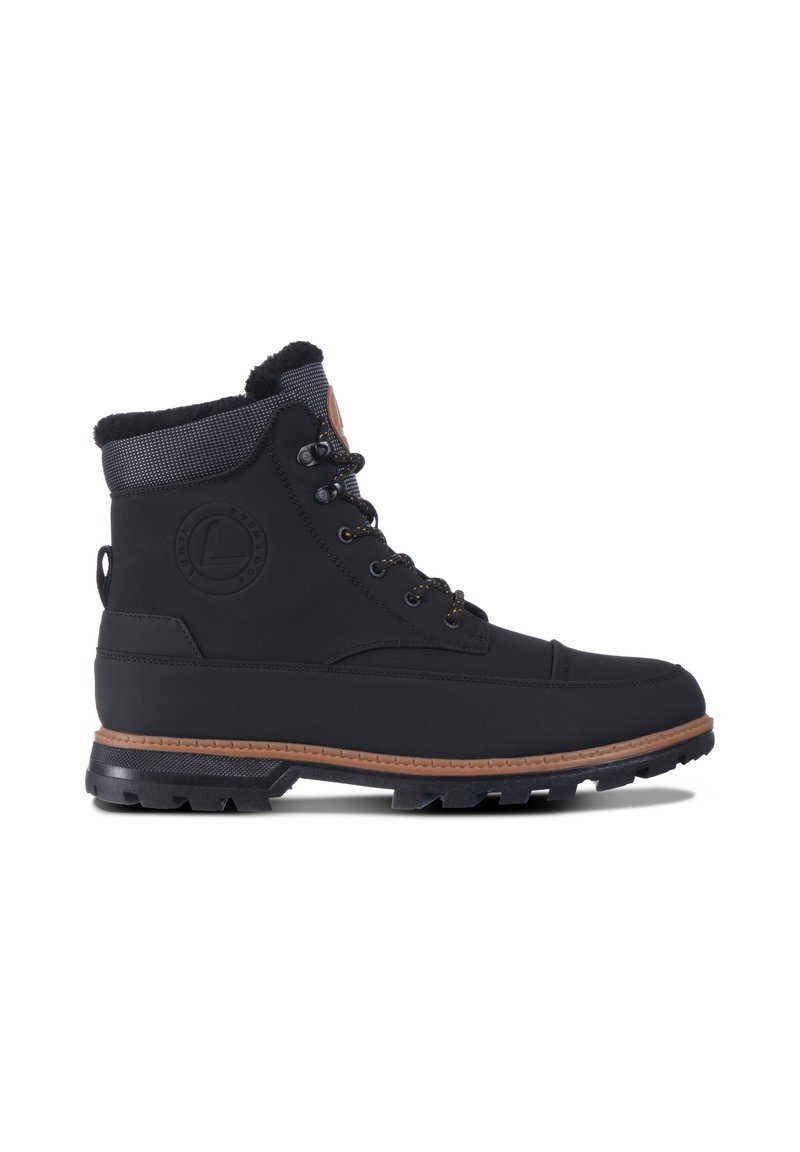 Schwarze isolierte Wanderschuhe mit einem Fleece-Kragen, strukturierten Gummisohlen, Metallösen und einer tanfarbenen Gumm Zwischensohle. Mit einem Logo an der Seite.