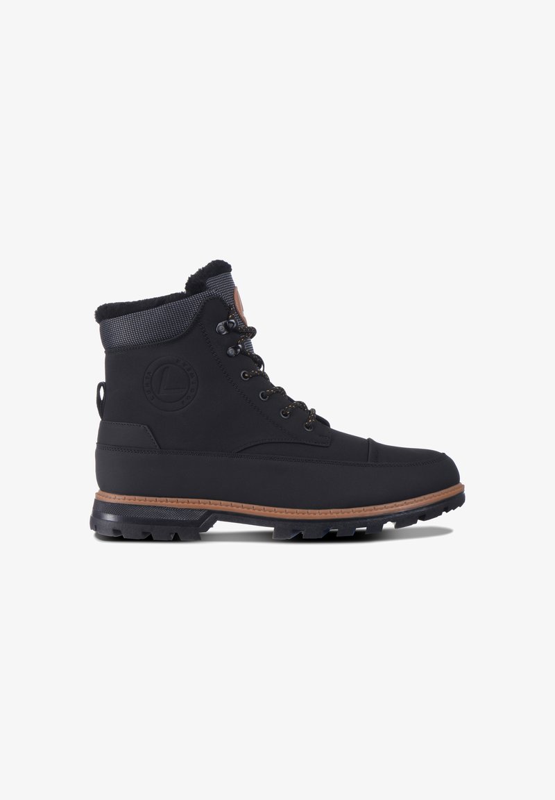 Schwarze isolierte Wanderschuhe mit einem Fleece-Kragen, strukturierten Gummisohlen, Metallösen und einer tanfarbenen Gumm Zwischensohle. Mit einem Logo an der Seite.