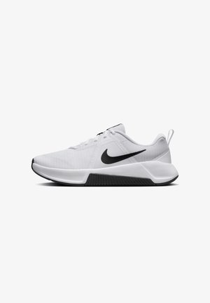 Tênis atléticos brancos feitos de malha com um logo da Nike preto, apresentando uma sola texturizada, cadarços planos e um colarinho acolchoado para conforto.