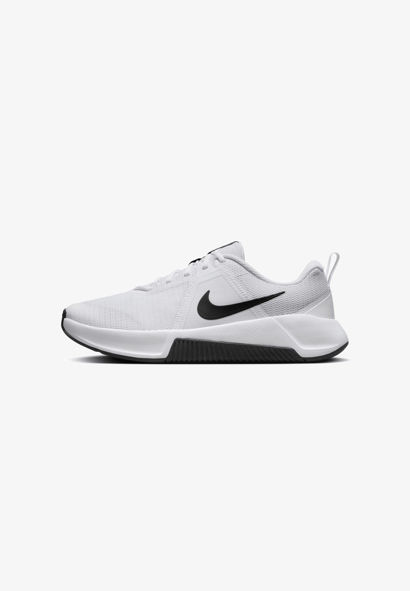 Hvide sportsko lavet af mesh med et sort Nike-logo, udstyret med en tekstureret sål, flade snørebånd og en polstret kant for komfort.
