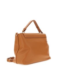 Karmelowa skórzana torebka z górnym uchwytem i odpinanym paskiem na ramię, charakteryzująca się teksturowaną powierzchnią oraz sztywnym kształtem na białym tle.
