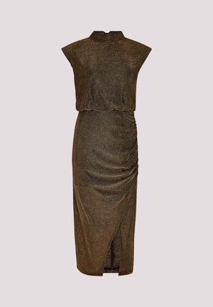 Halternekjurk in donkere gouden stof met een glanzende textuur, featuring een gerimpelde rok en hoge zijsplit voor gemakkelijke beweging.