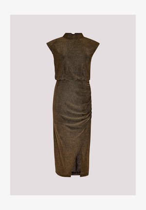 Halternekjurk in donkere gouden stof met een glanzende textuur, featuring een gerimpelde rok en hoge zijsplit voor gemakkelijke beweging.