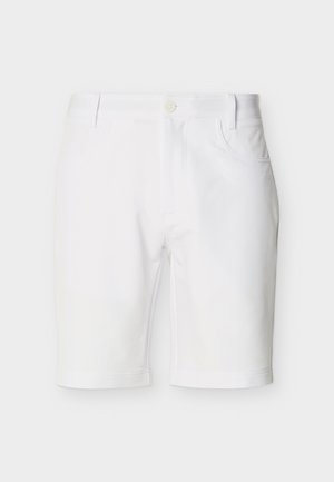 Pantaloni scurți albi până la genunchi, cu bucle pentru curea, închidere frontală cu nasturi și buzunare laterale, expuși pe un fundal luminos simplu.