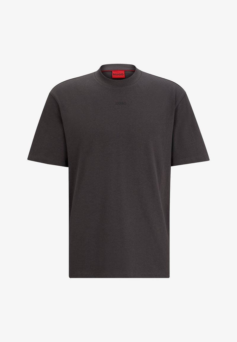 T-paita tummanharmaana lyhythihaisena, valmistettu puuvillasta. Ominaisuuksiin kuuluu pyöreä kaula-aukko, hienovarainen 'HUGO'-logo rinnassa ja punainen etiketti kaula-aukon takana.