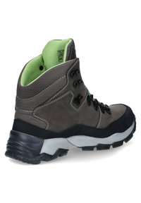 Brązowy but do wędrówek z teksturowanym wierzchem, zielonym wyściółką, czarną gumową podeszwą i skomplikowanym systemem sznurowania. Trwała konstrukcja do użytku na świeżym powietrzu.