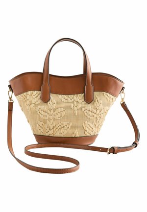 Ruda odinė apdaila, smėlio spalvos pintinė rankinė su dviem rankenomis ir ilga reguliuojama per petį nešiojama dirželiu, gėlių raštas ant pintų dalių.