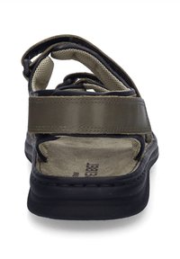 Brązowe sandały charakteryzują się wyściełaną wkładką, regulowanymi paskami i strukturalną podeszwą. Wzór zawiera zaokrąglone krawędzie i minimalną ilość elementów metalowych.