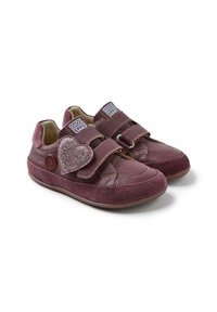 Scarpe in pelle bordeaux con cinturini in velcro, superficie texturizzata e un accento a forma di cuore glitterato sulla scarpa sinistra. Suola in gomma con punta arrotondata.