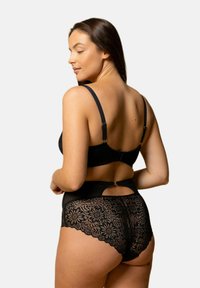 Ensemble de lingerie noir comprenant un dos en dentelle avec des motifs floraux, des bretelles ajustables et un détail en forme de serrure sur le bas taille haute.