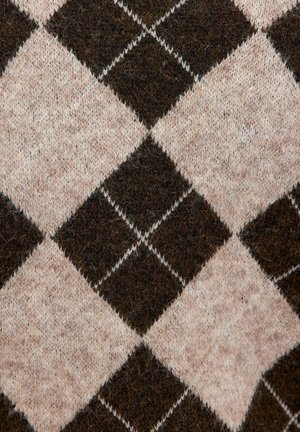 Gros plan sur un tissu tricoté marron et beige présentant un motif argyle avec de grands losanges et de fines lignes blanches intersectées.