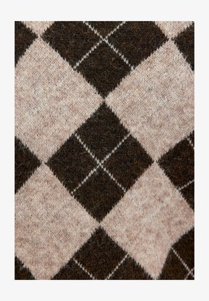 Primer plano de tela de punto marrón y beige con un patrón de rombos argyle con diamantes grandes y finas líneas blancas entrecruzadas.