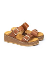 Sandalias de plataforma de cuero marrón que presentan dos correas anchas con hebillas cuadradas, una suela de corcho texturizada y una plantilla suave y acolchada.