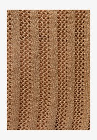 Tejido de punto marrón claro con franjas verticales alternas sólidas y caladas que crean un patrón texturizado.