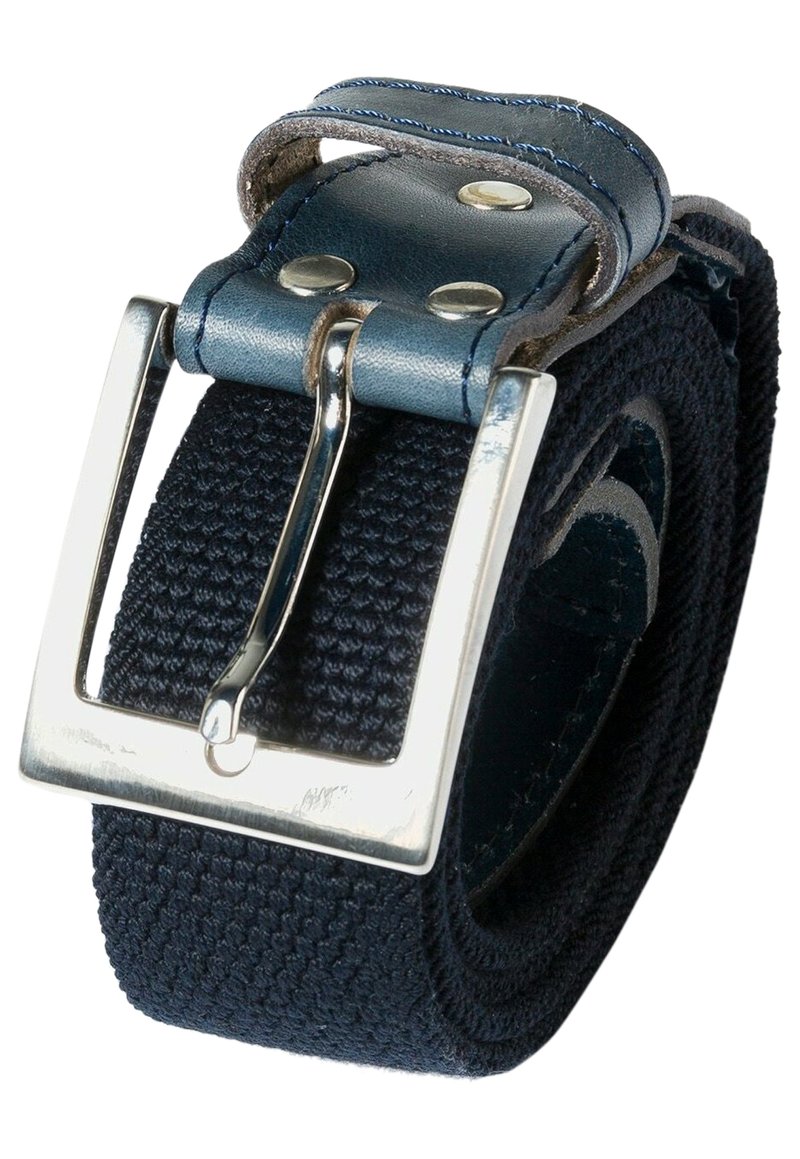 Ceinture en tissu tressé bleu marine avec une boucle en métal argenté et une boucle en cuir. Présente une surface texturée et des coutures renforcées.