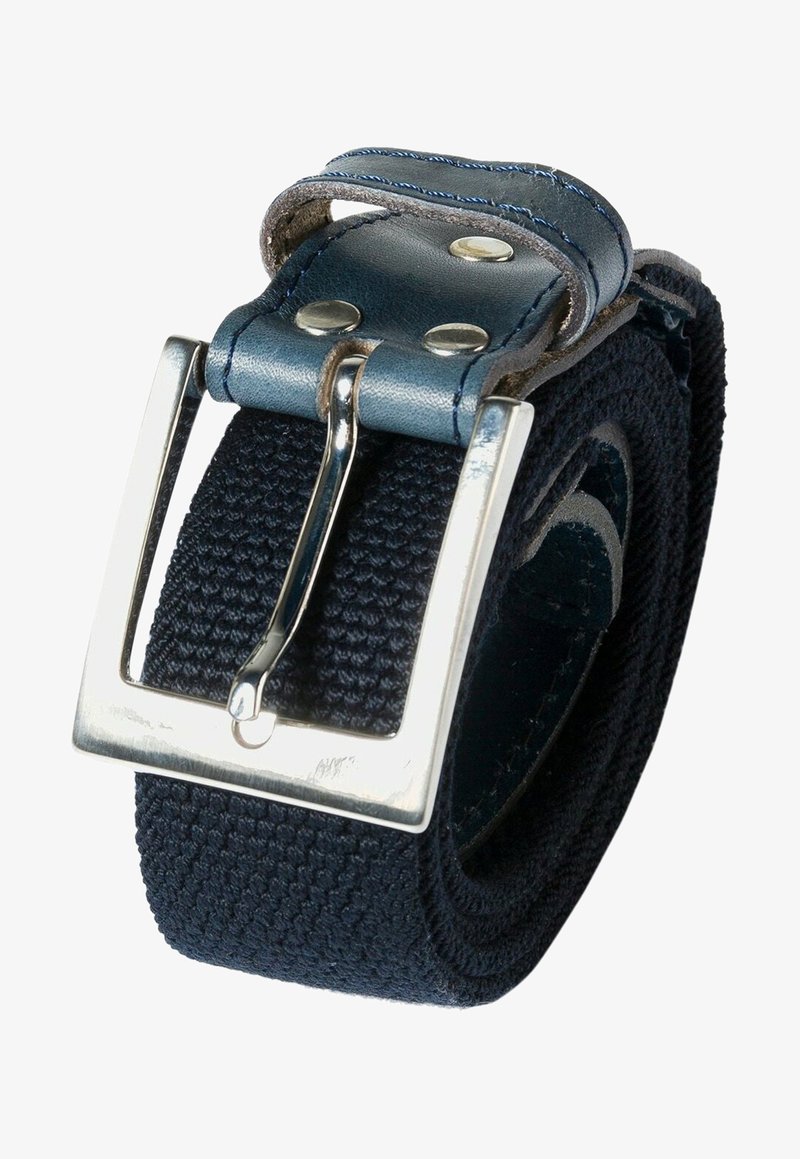 Ceinture en tissu tressé bleu marine avec une boucle en métal argenté et une boucle en cuir. Présente une surface texturée et des coutures renforcées.