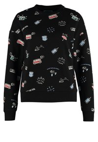 Svart sweatshirt med färgglada resor-teman grafik, inklusive bilar, kameror och kompassdesigner. Har en avslappnad passform och rundad urringning.